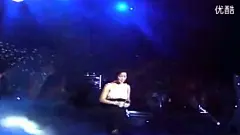 [千言万语，你是唯一：邓丽君《我只在乎你》] 一个声音，以至美柔情穿越当代时光；一个形象，用完美容颜凝聚华人理想；她是歌者，吟唱人生情怀与万般浪漫，她是诗人，抒怀文化深邃与千秋雅致；她，如同邻家少女，明眸如月，低眉浅笑，轻轻呢喃；她，闪耀巨星华光，仪范如云，弥平雅俗，贯穿中西。斯人虽去多少载，思念成河入梦来——2013年，当她的永远生命指针迈向第六十个春天，向你跨越四海的声音深情致敬。一部007走过50年，一个邓丽君影响世界60年。“千言万语，你是唯一”邓丽君，承载世界华人共......