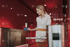 白种女商人手握名片，触摸感应器