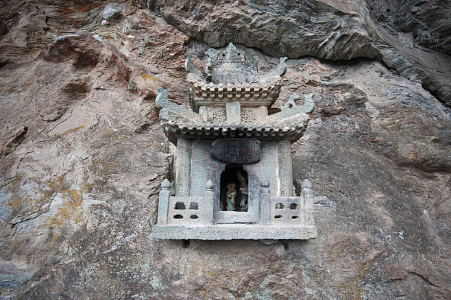 石龛内为佛像造像