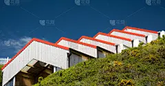棚,有轨电车,天空,水平画幅,山,银色,无人,铁轨轨道,尖利,几何形状