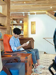 哦对了，昨天有同学在小号问我认不认识肖战？我见过本人好吧！！！！！他刚出道的时候我就见过真人！贼帅！我差点忘了说！！！前两天正好他在我朋友店里拍摄，我求着要了一张签名照不知道搞得到不。。如果搞到了就在这条里抓！ ​​​​