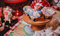 武汉SissiCakeDesign【和风甜品台】 By @Sissi Cake Design :  一款极其别致、精巧的和风主题甜品台。雅致的日本文化不一定只有粉嫩的“樱吹雪”，还可以是卡哇伊的招财猫、靓丽花纹的和服。注意看小细节，甜品师花了很多心思在器皿和小道具上哦：扇子变成容器、寿司盘是饼干托、全套日式的杯碗盘碟，这就是和风主题甜品台独一无二的魅力与精致。