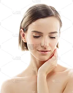 美丽女人的脸与完美的皮肤肖像。孤立在白色的。