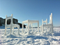 木智工坊：美国威斯康辛大学家具设计研究室主任周洪涛设计的“冰雪家具”。创作的地点是在大学附近门多塔湖上。Ice snow furniture raised from lake。 via: http://t.cn/SxNEPC