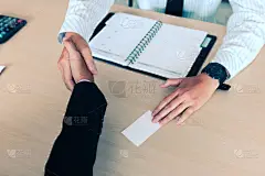以上视图与部门负责人经理握手, 并与代理商提交名片.