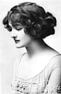 艺术 | 旧时光里的时尚
莉莉·艾西（Lily Elsie）爱德华时代最有名的女性之一
检索词：首饰，服装，摄影，图集，素材；图源：pinterest
#古着##珠宝首饰##好物99#@微博收藏 ​​​​