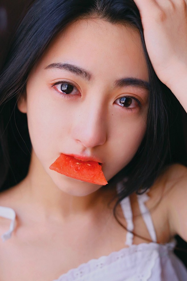 谎言说给耳朵听，却让眼睛动了情 。黑白灰...