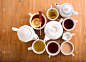 各种各样的茶在杯子和茶壶