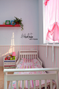 儿童房用的是粉红跟粉蓝的搭配，床下一圈是条纹壁纸，墙面是蓝色乳胶漆，罗马帘选的粉色的公主帘，小朋友喜欢在这里玩。
