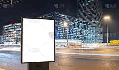 繁忙的高速公路上的空白广告牌，霓虹灯