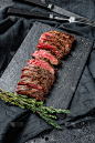 烤半熟的维加斯切片牛排。大理石肉牛肉。黑色背景。俯视图