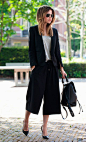Street style look com calca cropped, blazer preto e tshirt.: 