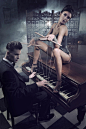 【美图分享】artur k的作品《Sensual woman in sexy lingerie sitting on a piano》 #500px#