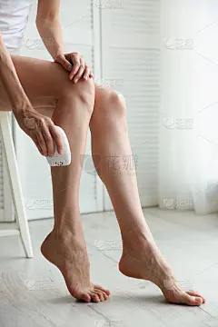 在室内做腿部脱毛手术的女人，特写
