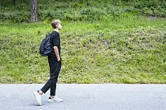 高中生，带着书包在上学或放学回家路上的青少年