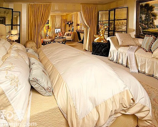 华丽的金色卧室，在极为宽敞的空间中施展皇...