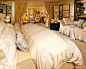 华丽的金色卧室，在极为宽敞的空间中施展皇室风韵。卧室不仅仅是卧室，特地设计的小客厅，让家多了一个宁静的会客区，并用金色布帘将其与卧床区域优雅分割，而双层的布帘设计，让隔断效果更为佳。