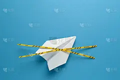 蓝色背景的纸飞机正在隔离中。取消民航和旅游航空航班。航空旅行危机