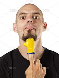 滑稽的拳击手挑衅与小手套在他的手指