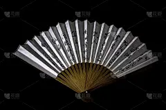 中国纸扇，彩色图像孤立在黑色背景上