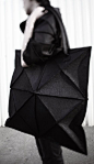 Geometrische vilten tas / avant-garde black bag / giant tas