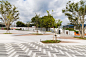 连接车站和城镇的梯田广场 A terraced plaza that connects the station and the town,  and supports various activities by STGK : STGK :   在Minami-Makigahara站前设计了一个广场，这是站前重建的一部分。在这个区域，车站和居住区之间大约有4米高的落差，这个落差用陡峭的台阶和斜坡把这个区域分成两部分。我们建议在车站和住宅区之间建一个缓坡。同样沿着这个斜坡，我们制作了梯田空...