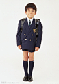 穿着校服背着书包的小学生