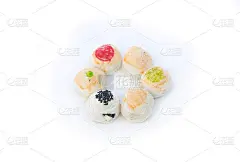 春卷与坚果咸蛋，中式面点孤立在白色背景。