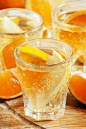 橘子和柠檬喝苏打水