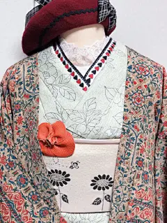 OOTD❤️
和服印花是勾线画风格，简约大方在繁复的和服花样中十分特别。腰带是ふりふ家的高级日制，花朵和小蜜蜂的简笔画风格配合了和服，style统一色系融合舒适。
羽织外套的色彩搭配了贝雷帽和桃心蕾丝领子，是奈奈家的洋风特色啦[噢耶]

#京都和服体验##和服体验# 2日本·京都 ​​​​