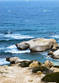 海浪拍打海滩与岩石背景，悬崖在海上，塞浦路斯顶部鸟瞰，自然背景与海洋，度假和放松在一个僻静的地方