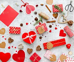 带有标签和装饰品的红色礼品盒。平躺组成