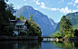 哈尔施塔特镇(Hallstatt)是奥地利上奥地利州萨尔茨卡默古特地区的一个村庄，位于哈尔施塔特湖湖畔，海拔高度511米，2005年12月有923名居民。哈尔施塔特的“Hall”可能源自于古克尔特语的“盐”，得名于村庄附近的盐矿，历史上这一地区就因盐而致富。因此这里又被称作“世界上最美的小镇”或“世界最古老的盐都”。　hallstatt-009.jpg (1920×1200)