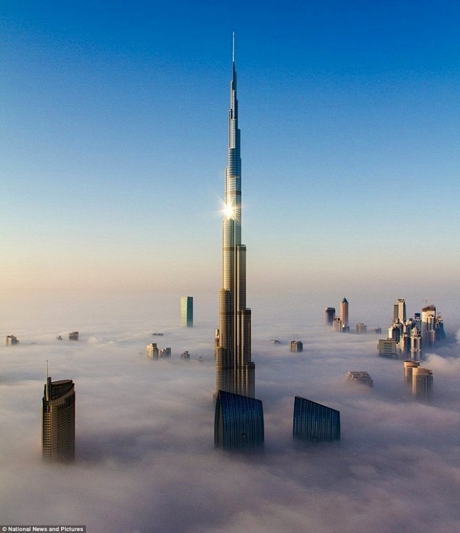 迪拜全球第一高楼雾中似耸立云霄