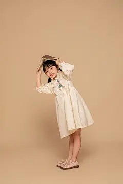 书籍小女孩秋季儿童人物摄影图