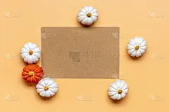 橘色、白色、橘色的南瓜和枫叶孤立在米色的背景上顶景平铺着秋天你好，感恩节快乐的概念节日贺卡