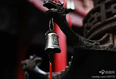 [阳春三月去旅游，两日玩转大武汉] 武汉并不是一个适合旅游的城市，那儿的夏天热的像火炉，那儿的冬天冷的像冰窖，那儿的公交开的像火箭...可是它也有它的可爱之处，武大的樱花优雅烂漫，武汉的人简单直率，武汉的小吃地道够味，还是有那些人，没去过的想念，去过的留念。第一天：归元寺——户部巷——黄鹤楼——长江大桥上午到汉口归元寺敬香拜佛，浏览藏经阁、罗汉堂、万佛殿等古建筑，然后到放生池许下自己的心愿，也可以尝尝那儿的特色斋菜；中午去户部巷大快朵颐，尝尽武汉特色小吃；下午就去黄鹤楼，登高......
