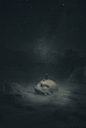 插画师Dawid Planeta是一名忧郁症患者。他无法用语言形容自己的世界，幸好他还有画笔，能够用更直观的方式表达自己的感想。