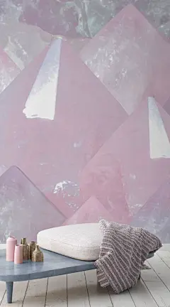 我们的Mangano水晶壁饰采用精致柔软的设计，为单调的内饰增添一抹生命。 这款壁纸采用闪亮粉红色的美丽玫瑰石英晶体。 您可以在卧室或浴室内享受温暖迷人的色彩，营造温馨宁静的氛围。 #wallpaper #murals #wallmurals #interior #design #home #homedecor #decor #accentwall #inspiration