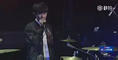 #易烊千玺# 易烊千玺腹肌 #tfboys组合# 三周年广州场上，易烊千玺架子鼓舞蹈秀，居然还露腹肌，感觉好撩啊 L秒拍视频