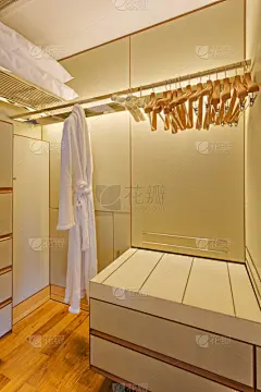干净,室内,更衣室,垂直画幅,住宅房间,穿衣服,无人,衣服,衣柜,二件式睡衣