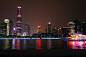 除了珠江两岸的豪宅灯光璀璨，在珠江中来往的游轮也为夜色添了一抹光芒