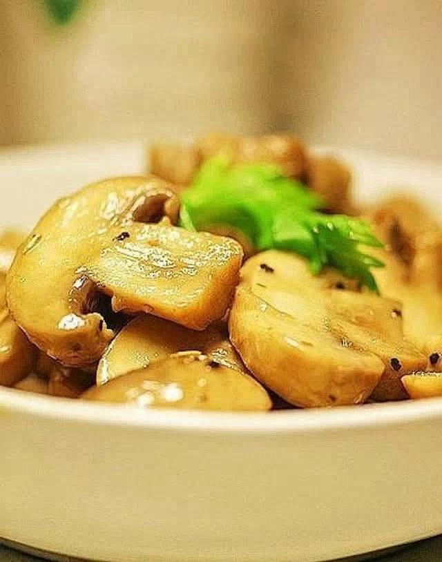【油煎蘑菇】1.蘑菇洗净，用厨房纸擦干，...