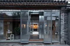 入口（当打开三道立面上经对位设计的推拉门） © 陈颢