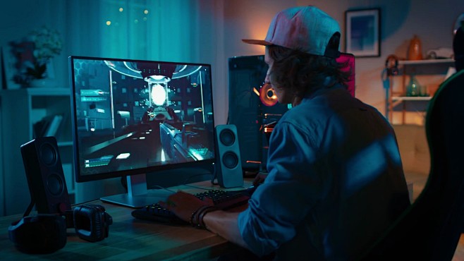 职业玩家在他强大的个人电脑上用彩色霓虹灯...