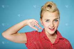 打扮成海报女郎的漂亮女人