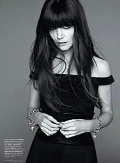 [《ELLE》Katie Holmes的独白] 一起来看前汤嫂Katie Holmes为美国版《Elle》拍摄的封面大片，虽然单方面突击离婚这事让她受到多方批评，现在看来“Game Change”这个说法也显得意味深长。照片中的Katie一身朋克打扮，丝毫看不出正在酝酿大事（从时间上来推算应该是离婚声明发表前不久）。