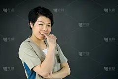 女模特有吸引力的女人在plein背景与复制空间