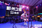 主题：YEAH！YEAH！夜市
名称：鄞州之夜  
地点：宁波水街商业广场西区
拍摄方：谱时图片直播
主办方：宁波鄞州区政府
时间：2020年6月25日
 
刚刚过去的端午假期，首场“鄞州之夜 YEAH YEAH 夜市”让宁波南部商务区水街浓郁的“人间烟火味”成了全城聚焦点，也给长时间遭受疫情影响的商户以新的信心。

前期从1200多家报名商铺中精选316家特色店铺，集结了宁波知名市集的众多网红店，并精心布置展陈合理分区，集聚味道宁波、良品奥莱、爱心文创、潮流尖货、音乐盛典等五大主题板块。
截至6月27日