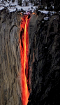 神奇的马尾瀑布，位于美国西部最美丽的优诗美地国家公园内，每年只有二月份的几天，当太阳与瀑布达到一定的角度是就会出现这种奇观，犹如瀑布着火一般，惊艳绝伦。